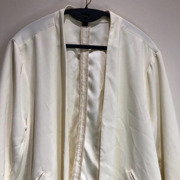 Torrid Blazer 1X Cream Crepe Cutaway Whisper White Open Front Career Pockets - Picture 4 of 16